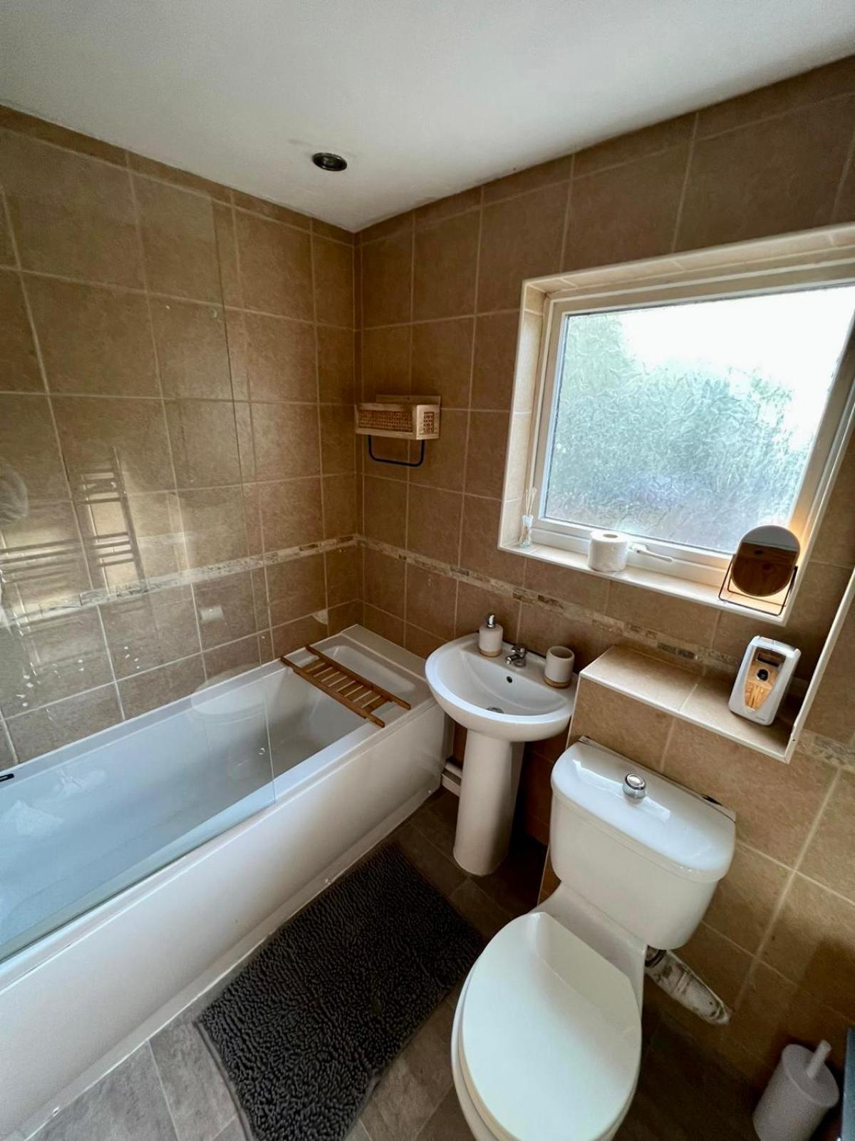 Manchester - Eccles - Business - Contractors - Families - Discounts Available Exterior foto